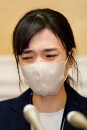 　旧統一教会問題を巡る被害者救済法案の衆院通過を受け、記者会見で涙ぐむ小川さゆりさん（仮名）＝８日午後、国会