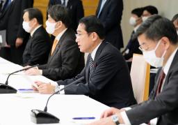 　政府与党政策懇談会であいさつする岸田首相（右から２人目）＝８日午後、首相官邸