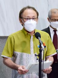 　判決後、記者団の取材に応じる沖縄県の玉城デニー知事＝８日午後、沖縄県庁