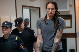　モスクワ郊外の裁判所から護送されるブリトニー・グライナー選手＝８月（ＡＰ＝共同）