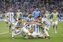 　ＰＫ戦の末オランダに勝利し、最終キッカーのＬａ・マルティネス（２２）に駆け寄るアルゼンチンイレブン＝ルサイル（共同）
