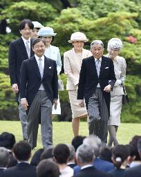　春の園遊会に臨まれたご一家＝２０１８年、東京・元赤坂の赤坂御苑