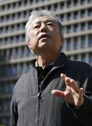 　控訴審判決後に取材に応じる、セブン―イレブン東大阪南上小阪店の元オーナー松本実敏さん＝２７日午後、大阪高裁前