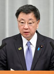 　記者会見する松野官房長官＝２８日午前、首相官邸