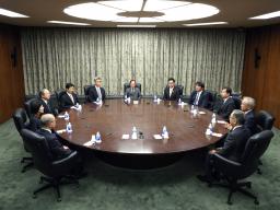 　金融政策決定会合に臨む日銀の植田総裁（中央）ら＝２８日午前、日銀本店（代表撮影）