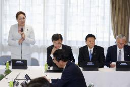 　自民党の「性的マイノリティに関する特命委員会」などの合同会議であいさつする高階恵美子委員長（左端）＝２８日午後、東京・永田町の党本部