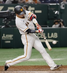 　８回巨人１死、坂本が左中間にこの試合２本目となる本塁打を放つ＝東京ドーム