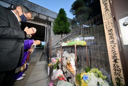 　関越自動車道の高速ツアーバス事故から１１年となり、現場近くの祭壇で祈る関係者＝２９日午前、群馬県藤岡市（代表撮影）