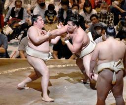 　春巡業で遠藤（左）と相撲を取る霧馬山＝川崎市とどろきアリーナ