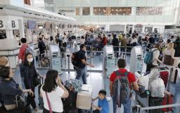 　ゴールデンウイークが始まり、旅行客らで混雑する羽田空港の国際線出発ロビー＝２９日午後