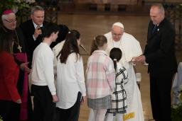 　２９日、ハンガリー・ブダペストの教会で難民らと面会するローマ教皇フランシスコ（右から２人目）（ＡＰ＝共同）