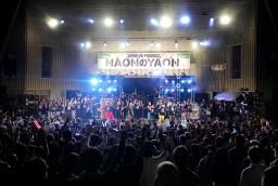 　日比谷公園大音楽堂で開催された女性ロックの祭典「ＮＡＯＮのＹＡＯＮ２０２３」。最後は出演者全員で「Ｒｏｃｋ　Ｌｏｖｅ」を合唱した＝２９日夜、東京都千代田区