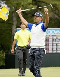 　通算１５アンダーで優勝し、ガッツポーズする岩田寛。奥は蝉川泰果＝名古屋ＧＣ和合