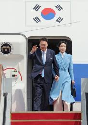 　ソウル郊外の空港に到着した韓国の尹錫悦大統領（左）と金建希夫人＝３０日（聯合＝共同）