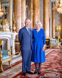 　チャールズ英国王（左）とカミラ王妃＝ロンドンのバッキンガム宮殿（ヒューゴ・バーナンド氏撮影、英王室提供・ＡＰ＝共同）