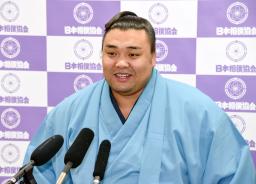 　大相撲夏場所の番付発表を迎え、記者会見する関脇霧馬山＝１日、両国国技館