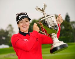 　通算９アンダーで優勝しトロフィーを掲げるハナ・グリーン＝ウィルシャーＣＣ（共同）