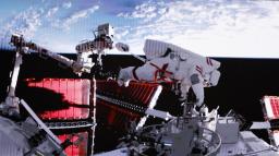 　中国の宇宙ステーション「天宮」周辺で船外活動を行う飛行士（新華社＝共同）