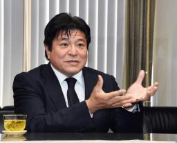 　スーダンから帰国し、北九州市の武内和久市長と面会する認定ＮＰＯ法人「ロシナンテス」の川原尚行理事長＝２日午後、同市役所
