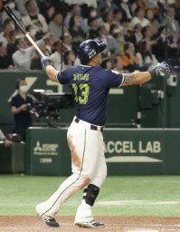 　８回ヤクルト１死一塁、オスナが左越えに勝ち越し２ランを放つ＝東京ドーム