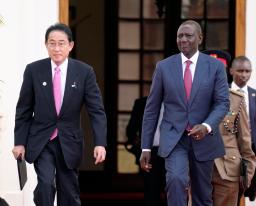 　会談後、共同記者発表に臨む岸田首相（左）とケニアのルト大統領＝３日、ナイロビ（共同）