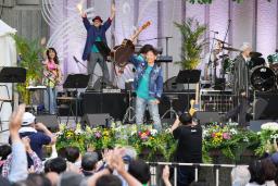 　音楽会「グリーンパラダイス」を開催した南こうせつさん（中央）＝３日午後、東京都千代田区の日比谷公園大音楽堂