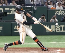 　８回巨人２死一、二塁、ブリンソンが左越えに逆転３ランを放つ＝東京ドーム