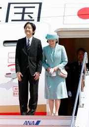 　チャールズ英国王の戴冠式に参列するため、羽田空港を出発される秋篠宮ご夫妻＝４日午前