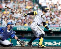 　８回阪神２死一、二塁、佐藤輝が右前に勝ち越し打を放つ。捕手木下＝甲子園