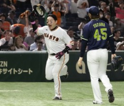 　９回、サヨナラ本塁打を放ち、本塁に向かう巨人・丸。右は投手小沢＝東京ドーム