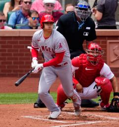 　カージナルス戦の３回、右前打を放つエンゼルス・大谷＝セントルイス（共同）
