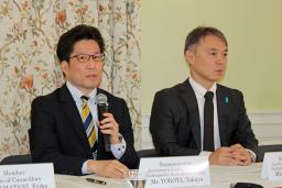 　記者会見する拉致被害者家族会代表の横田拓也さん（左）と事務局長の飯塚耕一郎さん＝４日、米ワシントン（共同）