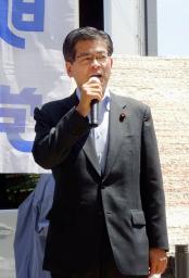 　街頭演説する公明党の石井幹事長＝５日午前、埼玉県草加市