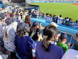 　神宮球場で開催されたプロ野球の試合を観戦する子どもと保護者ら＝５日午後、東京都新宿区