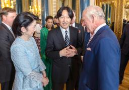 　バッキンガム宮殿で開かれたレセプションでチャールズ英国王と歓談される秋篠宮ご夫妻＝５日、ロンドン（英外務省提供・共同）