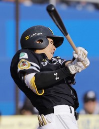 　８回ソフトバンク無死一塁、柳田が中越えにこの試合２本目の本塁打となる逆転２ランを放つ＝ＺＯＺＯマリン