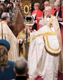 　ウェストミンスター寺院で行われた戴冠式で王冠を授かるチャールズ英国王＝６日、ロンドン（ＡＰ＝共同）