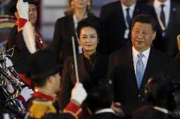 　２０１８年、アルゼンチンの空港に到着した習近平中国国家主席（右）と彭麗媛夫人（ＡＰ＝共同）