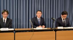 　記者会見する政府地震調査委の平田直委員長（中央）ら＝６日午後、文科省