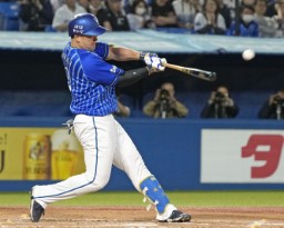 　２回ＤｅＮＡ２死、牧が左越えに満塁本塁打を放つ＝神宮