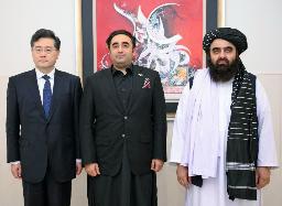 　３カ国外相対話に出席した（左から）中国の秦剛氏、パキスタンのブット氏、タリバン暫定政権のムッタキ氏＝６日、パキスタン・イスラマバード（同国外務省提供・共同）