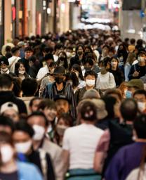 　多くの人たちが行き交う大阪・ミナミ＝７日午後