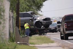 　現場から運び去られるスポーツタイプ多目的車＝７日、米南部テキサス州ブラウンズビル（ＡＰ＝共同）