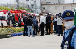 　児童が異臭による体調不良を訴えた大阪府八尾市の市立亀井小で、対応する消防、警察関係者ら＝８日午前１１時５７分