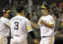 　９回無失点で投げ終え、近藤（３）らとタッチするソフトバンク・大関（右）＝リブワーク藤崎台
