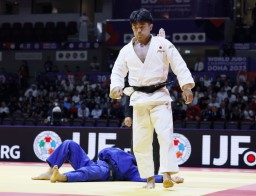　男子７３キロ級３位決定戦でアゼルバイジャン選手（奥）を破った橋本壮市＝ドーハ（共同）