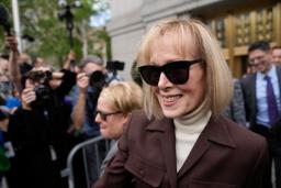 　米ニューヨーク連邦地裁から出るジーン・キャロルさん＝９日（ＡＰ＝共同）