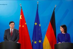 　ベルリンで記者会見するドイツのベーアボック外相（右）と中国の秦剛国務委員兼外相＝９日（ゲッティ＝共同）