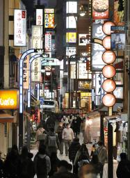 　東京・新宿の飲食店街＝２０２２年
