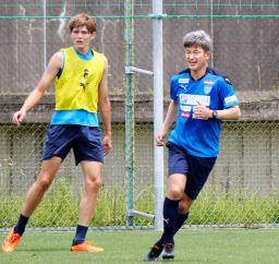 　Ｊ１横浜ＦＣの練習で笑顔を見せる三浦知良（右）＝横浜市内